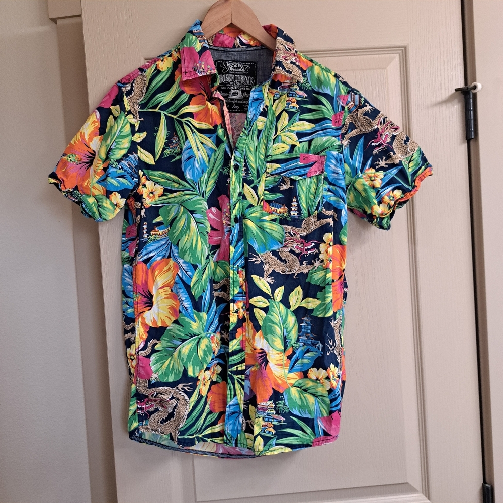 Broken threads mens Hawaiian‎ shirt size large Fits Like Small Great condition